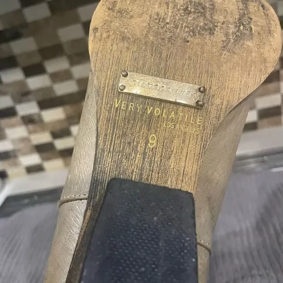 Very volatile Distressed Booties - Picture 6 of 6